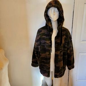 Arie Offline Oversized Camo Sherpa Hooded Jacket Sz M